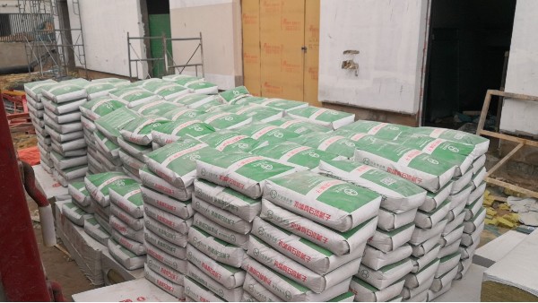 外墻真石漆膩?zhàn)邮┕r需要注意哪些方面？